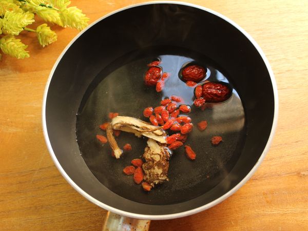 取一小鍋, 加入清水、當歸、枸杞及紅棗, 開火煮滾