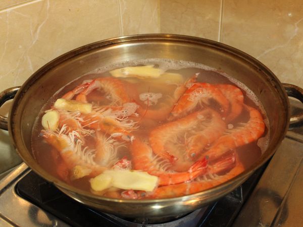 另煮一鍋水 (水的量可醃過蝦子), 放入薑片開大火, 水滾後放入蝦子及檸檬汁煮至蝦子呈U型 (V型半熟, O型過熟)