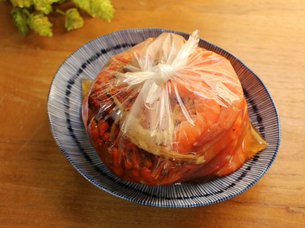 蝦子瀝掉多餘水份, 倒入[湯汁]移到冰箱冰一晚