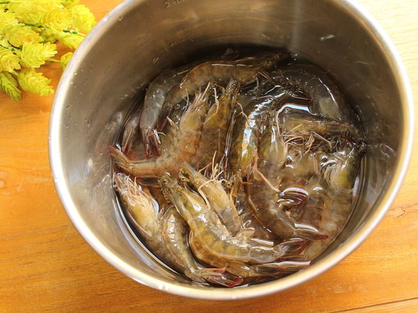 蝦子剪去長鬚尖角; 紅棗表面深切3刀(較快釋出甜味)