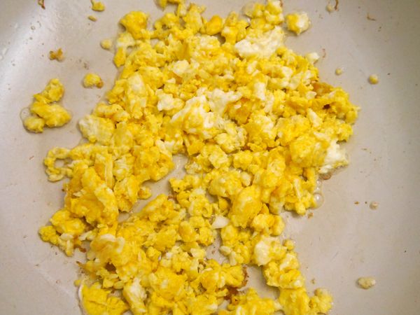 大火１大匙油熱鍋，將蛋不打散入鍋再打散（即有蛋白蛋黃的感覺）