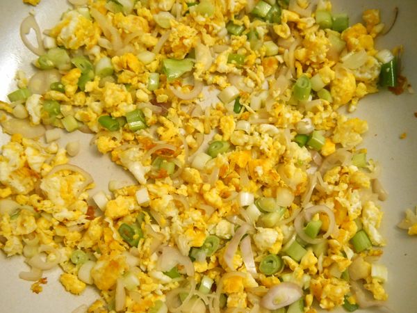 大火，快速加入紅蔥頭、蔥白拌炒至香氣出來