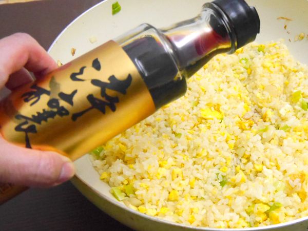 加入淬釀醬油露拌炒