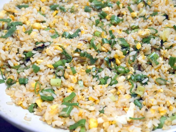 大火加入蔥綠拌炒，加入適量的糖、鹽，再一併加入白胡椒粉、黑胡椒粒悶鍋２分鐘再熄火