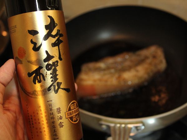 倒入[醬料]續悶15分 (其間打開鍋蓋翻面, 以利上色入味)