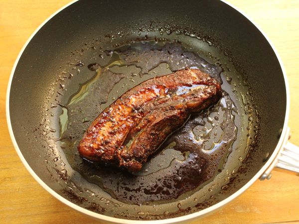 關火靜置放涼 (熱漲冷縮, 避免湯汁流失, 且放涼更好切)