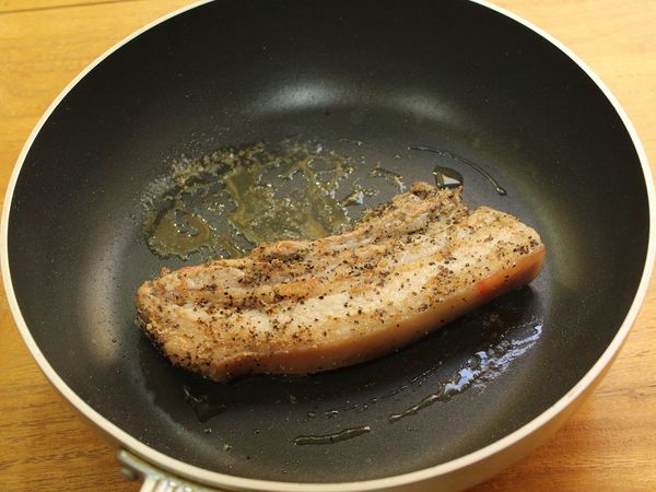 取一不沾鍋, 倒入一大匙油、鍋熱後放入三層肉小火煎至底部金黃, 翻面蓋上鍋蓋改轉文火續煎10分鐘至熟透