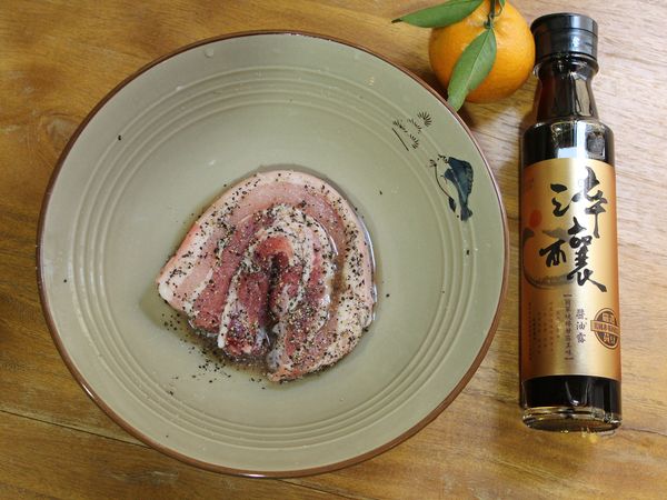 三層肉加入[醃料]醃約3小時 (去除血水去腥)