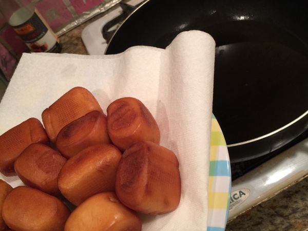 油鍋放油以大火加熱到油用筷子撈ㄧ撈會起小泡泡的熱度

然後將饅頭依序放入鍋子裡

炸至金黃色即可