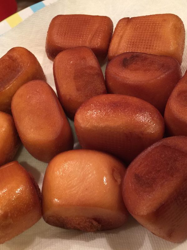 將饅頭炸到金黃色就可以放在吸油紙裡吸油濾乾了！

沾煉乳或蜂蜜一起吃就好完美了！

就算涼掉也好吃