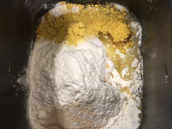 將全部材料放在麵包機中，攪拌均勻後，基本發酵一小時。