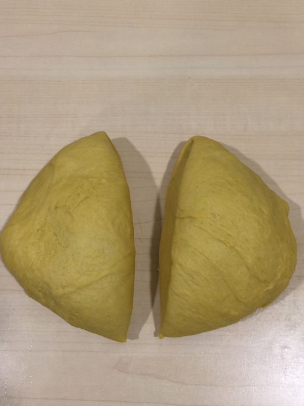 將麵糰分割成兩份
