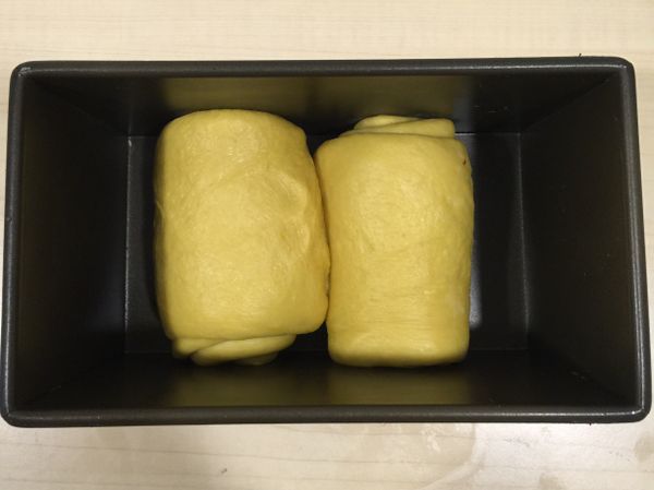 將捲好的麵糰放入模型中發酵30-40分鐘，同時可開始預熱烤箱上火165度下火185度