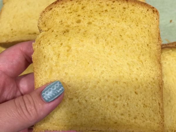 烘烤完畢馬上脫模，冷卻後切片的樣子。