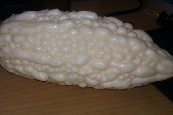 準備一條苦瓜洗淨(綠苦瓜也可)