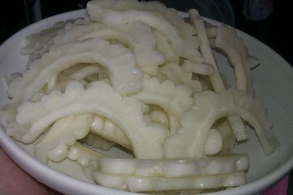 對半切後將內籽挖空，切薄片