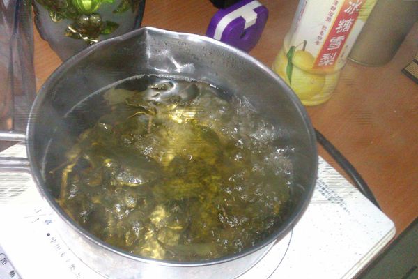 放茶葉至滾水中滾煮到茶葉散開