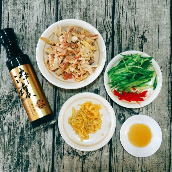 雞胸肉撥成絲。(適逢年節利用年菜剩下的雞肉)
雞皮部份可保留切成細絲增成口感的變化。
※若全部都是雞肉口感可能會過於乾澀。
小黃瓜及辣椒去仔切絲備用。(若喜愛香菜者亦可加入)