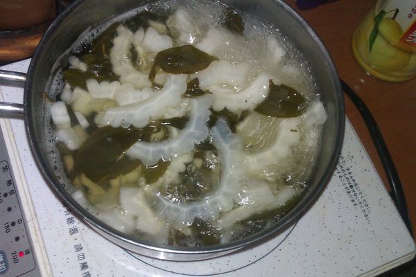 將苦瓜片放入滾水中滾煮約20分鐘