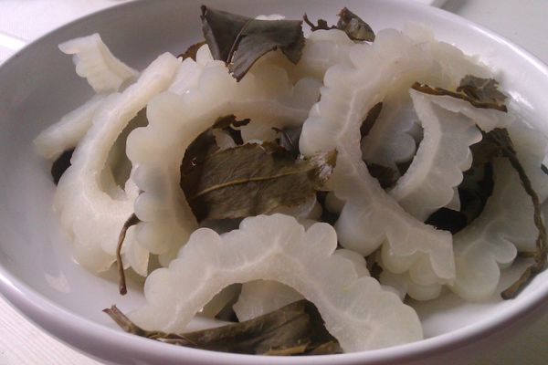 連同茶葉片撈起將水分瀝乾，放入冷藏讓苦瓜片變的冰涼(或撈起後放入冰塊快速冰鎮)