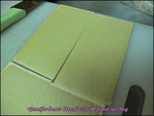 使用前要先退冰喔，不然硬梆梆硬起酥片斷開來可就沒有美美的畫面了
方方正正的起酥片從中對切
