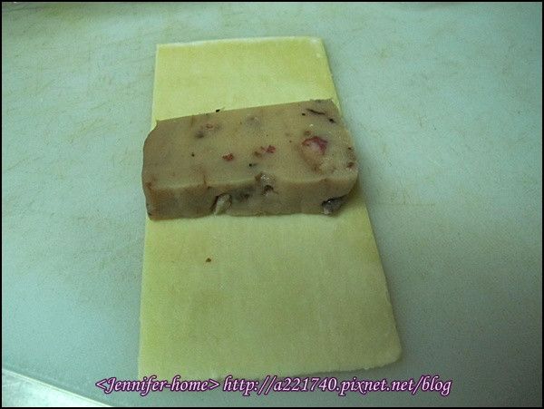 1/2的起酥片鋪平，年糕放在中間部位