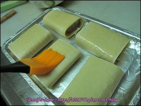 準備一顆蛋打花~~
用刷子在起酥面上說一層淡淡的蛋液，儘量不要讓蛋液滴到盤上。保持烤盤上錫箔紙的乾淨就能再續用