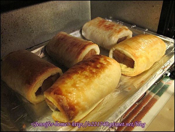 家用小烤箱要先轉一圈加熱。大約3/4圈(溫度夠高了)時再放入包好的年糕片。一圈半的時間就能達到金黃酥脆的效果了。