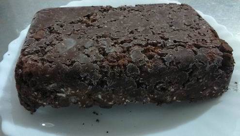 葡萄乾1飯碗先用飲用水泡著備用。取容器倒入科學麵搗碎(不需加調味料包)，加入葡萄乾1飯碗、可可豆、可可粉，泡葡萄乾水300cc攪拌均勻成黏稠狀即可。