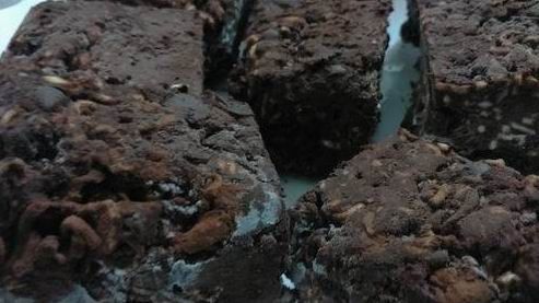 容器鋪上保鮮膜，倒入科學麵泥壓實。放入冰箱冷凍20分鐘即可享用。