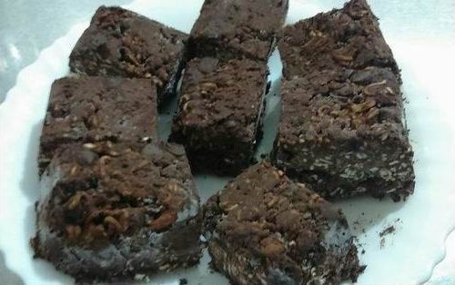 冷凍剛拿出比較無法切塊，可稍放軟一些在切塊比較好切。