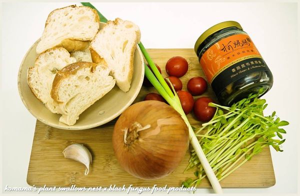 準備香菇昆布黑菇醬、青蔥、洋蔥、法國麵包、小番茄與豌豆嬰等食材。