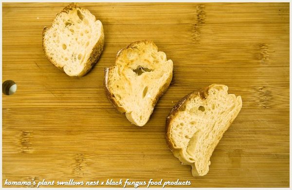 法國麵包切片先烤過，趁熱拿剝皮的蒜頭，用力搓抹在麵包體上。