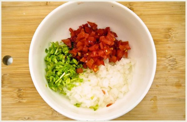 將洋蔥去皮後切成丁狀與切丁的小番茄、切段的豌豆嬰，一同放入碗中。