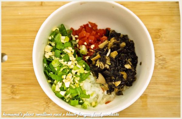 香菇昆布黑菇醬用菜刀剁碎，與切成蔥花的青蔥及蒜粒，也一同放入碗中。