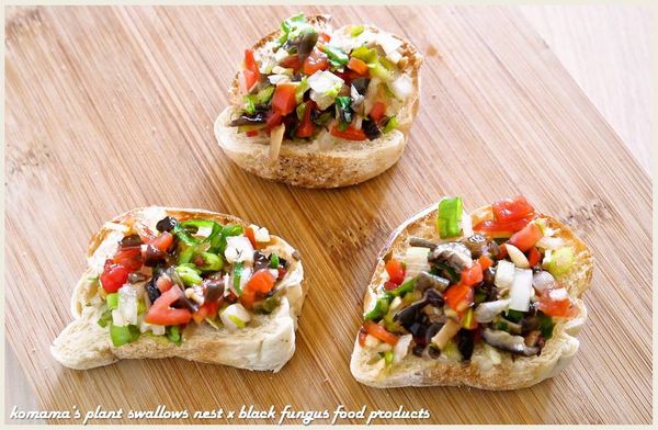 將步驟4的食材拌勻後，用小湯匙逐一擺放在法國麵包切片上即可。