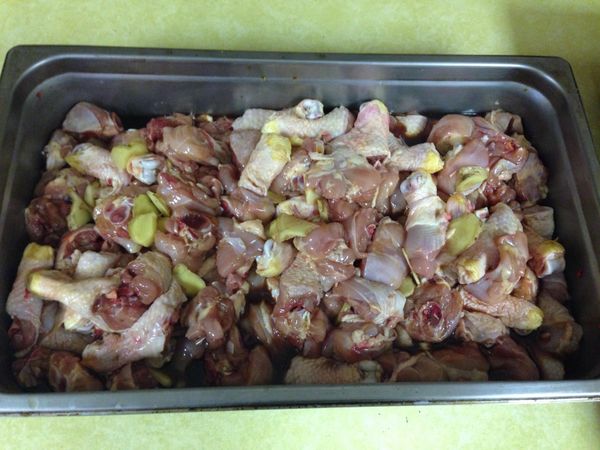 薑切片，將薑片和料酒加入肉中，拌一下。