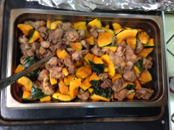 將烤盤取出烤箱，將南瓜塊加入烤盤，上下翻動一下，嚐一下鹹淡，需要時加鹽和雞粉，再蓋上錫紙，放回烤箱。