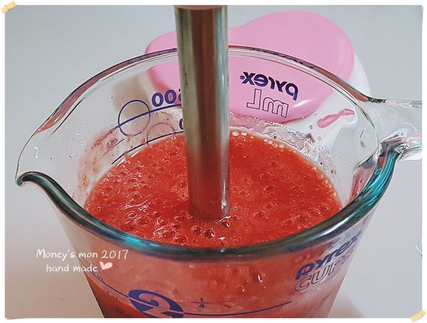 [草莓醬]材料打到完全光滑(台灣草莓大多裡面是白色的.如果找的到連果肉都是紅的最棒,如果找不到,就加二滴天然食用色素吧~我+了2滴Wilton)
還有一種方式就是只用紅色果皮,不用白色果肉,這種方式效果也不錯