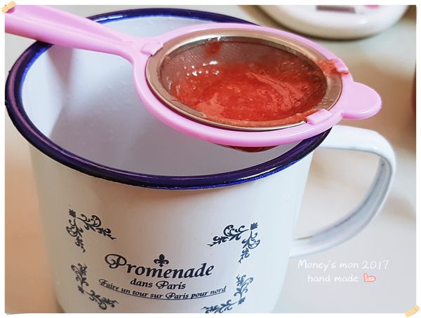 將[草莓醬]過篩.渣渣以及籽不要加入