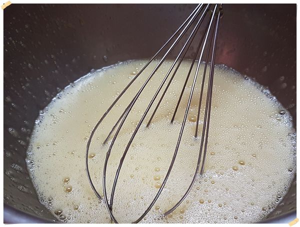 全蛋跟砂糖用手動打蛋器攪拌至砂糖融化(無須打發)