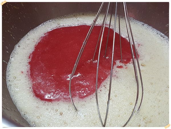 加入4大匙過篩後的[草莓醬]