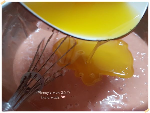 分三次加入放涼的榛果奶油,每次加入都必須攪拌至榛果奶油吃進麵糊(榛果奶油是不含榛果成份的,其實就是焦化的奶油,榛果奶油的稱呼是因為焦化奶油有著像榛果的香氣而來的喔~)