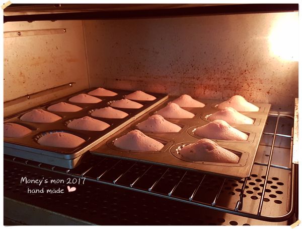 馬上入爐放下層220/210度烘烤約4分鐘改220/220續烤3分鐘,一共烘烤約7.8分立刻出爐(請忽略還沒刷洗的烤箱)