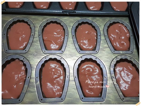 烤箱預熱220/210度,預熱完成才將麵糊從冰箱取出,馬上擠入瑪德蓮模型約7分滿就好,才能在短時間內出爐,有美麗的粉紅色(麵糊溫度越低溫,瑪德蓮越有可能在背面有經典的“斗宅”)