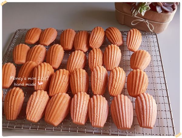 一出爐趁熱脫模,冷了之後容易沾黏,我的模型是千代田,無須抹油灑粉,是否抹油灑粉請視自己的模型判斷