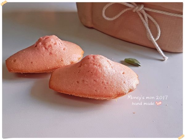 這個配方因為有草莓的水分,所以多少表面會有孔洞是正常的,我做了三次都無法避免,但並不影響它的美味以及美麗