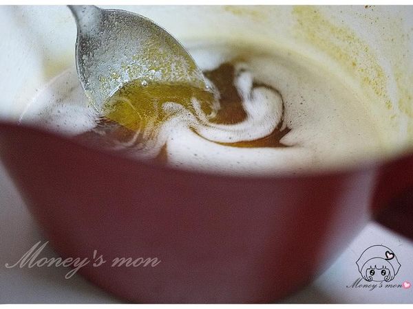 先製作椹果奶油放涼備用.無鹽奶油用中火煮至焦化,煮的過程會有很多白色泡沫,要撥開來看裡面的奶油焦化的顏色,以免過焦,大約淺琥珀色即可,因為離火之後顏色會繼續加深,焦化完成的奶油大約剩下115克