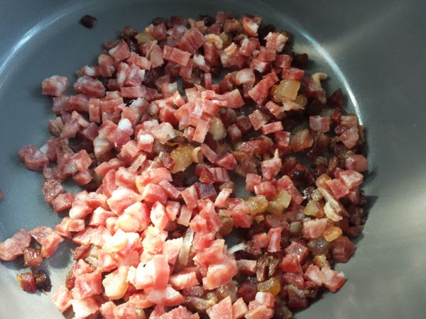 將所有臘肉、臘腸、蝦粉等先蒸熟，待冷後切小粒