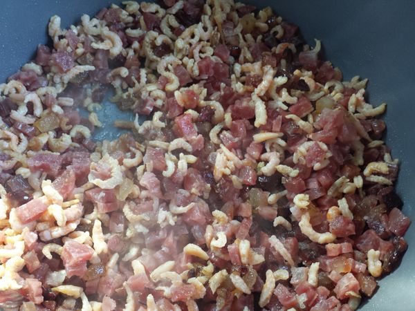 將所有切成小粒的臘肉放入鑊中爆香。